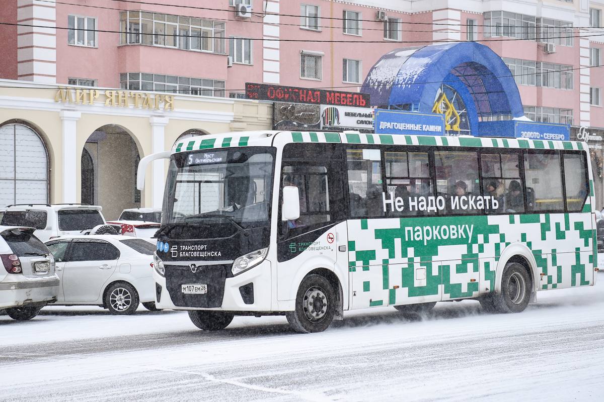 В следующем году проезд в автобусах Благовещенска снова подорожает   Цена билета может вырасти сразу на четыре рубля — для частных перевозчиков верхняя граница стоимости талона на проезд установлена на уровне 42 рублей.   Для муниципальных перевозчиков  кроме маршрутов № 1 и № 8  эта сумма не может превышать 75 рублей, а для тех, кто доставляет пассажиров из Благовещенска на Мухинку — 98 рублей.   Сейчас проезд в общественном транспорте стоит 38 рублей. Как правило, муниципальные перевозчики повышают цену на проезд до уровня, установленного для частников.