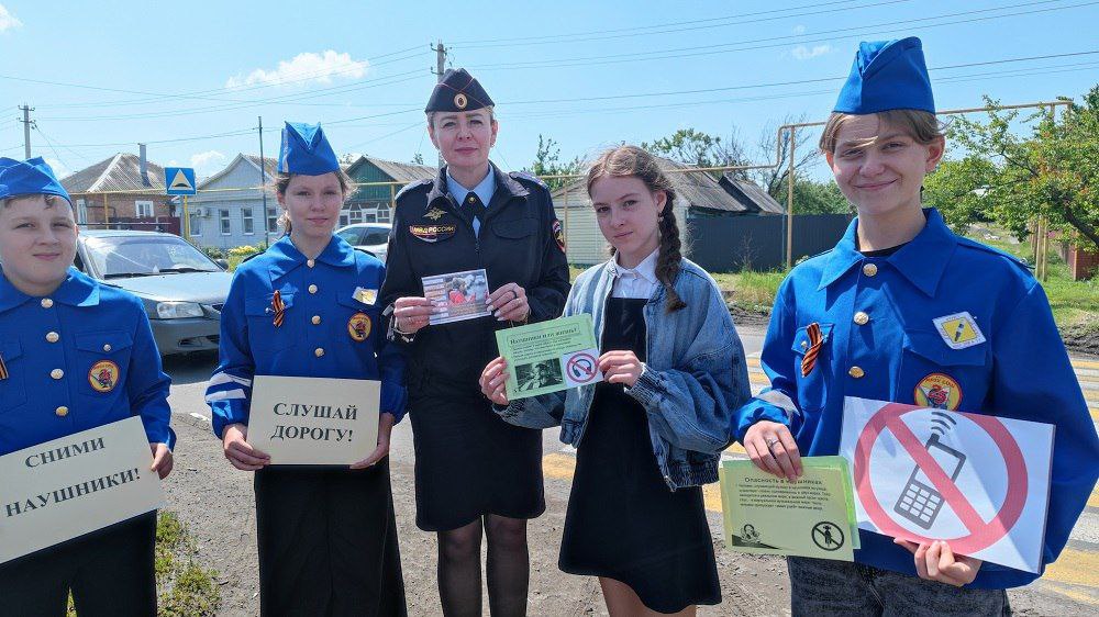 Полицейские города Шахты совместно с отрядом ЮИД провели акцию для пешеходов Использование наушников или мобильных устройств во время перехода дороги снижает внимание к дорожной обстановке и может стать причиной ДТП. Инспектор по пропаганде ОГИБДД УМВД России по городу Шахты старший лейтенант полиции Светлана Сологуб совместно с отрядом ЮИД МБОУ СОШ № 25 провели акцию для пешеходов «Сними наушники». Очень важно при переходе проезжей части и во время движения транспортного средства быть предельно внимательным – снять наушники. Использование наушников или мобильных устройств во время перехода дороги снижает внимание к дорожной обстановке и может стать причиной ДТП. Чтобы напомнить эти простые правила безопасного поведения на дороге и за рулем госавтоинспектор и ЮИДовцы провели профилактическое мероприятие. Участники акции разъясняли пешеходам, в том числе несовершеннолетним, как правильно вести себя на дороге, в том числе и во время использования наушников. #gumvdro #мвд #мвд61 #МВДРоссии #полиция #ростов #ростовскаяобласть
