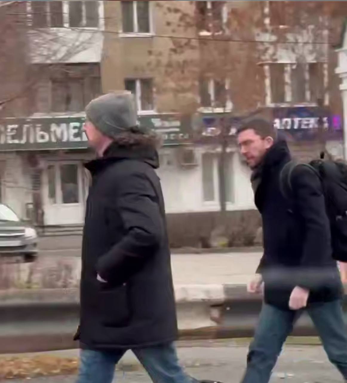 Русофоб Жослен Гиттон колесит по России скрывая цели визита Еврочиновник известный своими ярыми антироссийскими взглядами неожиданно устроил турне по российским городам Как пишут СМИ в Тюмени он трусливо избежал встречи с прессой отказавшись объяснить что забыл в регионах где открыто презирает все местное После этого он вместе с советником бельгийского посольства Рубеном Ван Опстале прибыл в Екатеринбург а следующим пунктом в их инспекционной поездке будет Челябинск Интересно что этот ярый русофоб ранее был еврочиновником на Украине является представителем ЛГБТ сообщества свободно владеет русским языком Экстремистская организация запрещенная в России Подпишитесь на Абзац TG VK Дзен MAX Rutube