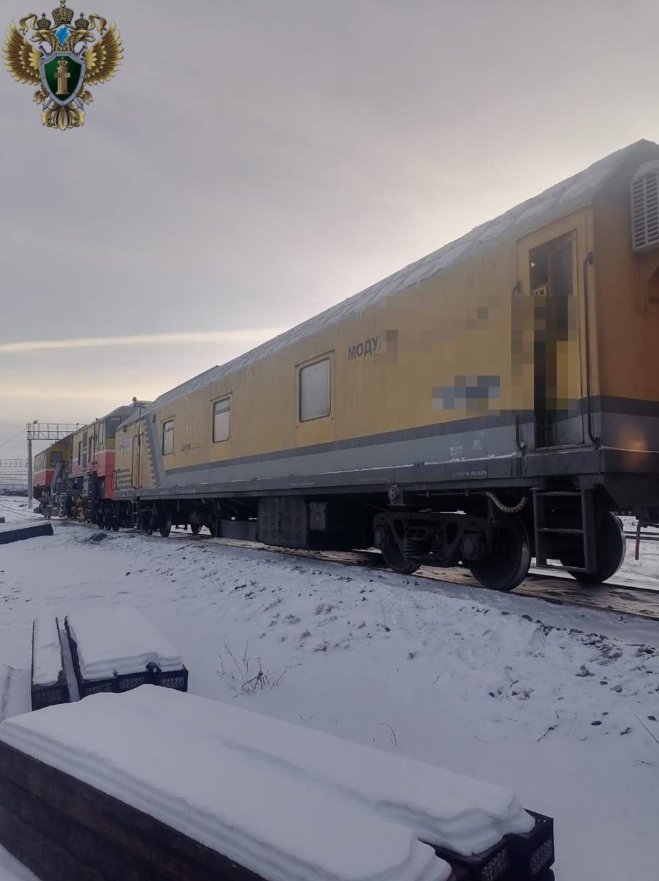 Мужчина получил смертельные травмы на железной дороге в Тындинском округе О трагическом происшествии на станции Ларба в Тындинском округе рассказали в пресс службе Дальневосточной транспортной прокуратуры Мужчина 1991 года рождения получил травмы от которых позже скончался в больнице Несчастный случай произошел 15 ноября примерно в 2 40 По предварительной информации мужчина пересекал пути в неустановленном месте перед приближающимся хозяйственным поездом отмечается в публикации пресс службы В настоящее время Тындинская транспортная прокуратура проводит проверку Выяснение обстоятельств инцидента и ход проверки контролирует Восточное межрегиональное следственное управление на транспорте СК России Фото t me dvtproc