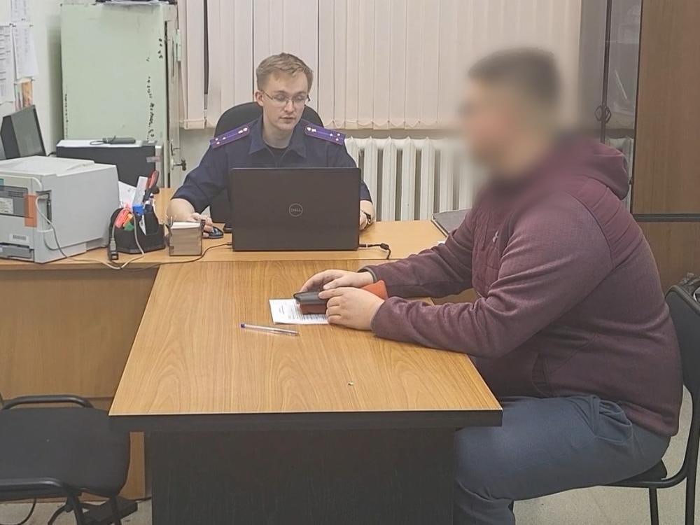 Обещанные губернатором последствия директор фирмы ремонтировавшей школу в Уйме обвинён в мошенничестве Гендиректору ООО Риарден Алексею Кузнецову предъявлено обвинение в мошенничестве в особо крупном размере Следствие будет ходатайствовать о заключении его под стражу В пресс службе СУ СК РФ по Архангельской области и НАО напомнили что в 2024 году с директором коммерческой организации заключен муниципальный контракт стоимостью более 170 млн рублей на капитальный ремонт уемской школы Кузнецов получил аванс в размере 60 миллионов рублей Когда приближался срок исполнения контракта готовность здания составила менее 10 процентов Обвиняемый осознавая что работы в установленный срок выполнены не будут и не намереваясь их проводить предоставил фиктивные документы о якобы понесенных затратах по договорам субподряда которые фактически не выполнялись В итоге ему необоснованно перечислили ещё 30 миллионов рублей Про тех же самых субподрядчиков Кузнецов в августе докладывал губернатору Архангельской области Цыбульскому лично приехавшему подгонять подрядчика Уезжая Александр Цыбульский предупредил подрядчика о последствиях если объект не будет сделан качественно и вовремя И вот они наступили Фото пресс службы регионального управления следкома