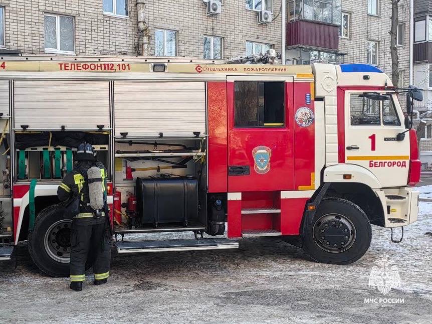 Более 30 человек эвакуировали пожарные из торгового центра на проспекте Богдана Хмельницкого в Белгороде, где на цокольном этаже произошёл пожар.  Огонь повредил коробки с товаром на складе. Предположительно, к ЧП привёл недостаток конструкции и изготовления электрооборудования.    Всего за сутки в регионе огнеборцы потушили три пожара. Также два раза подразделения МЧС России привлекались к ликвидации последствий ДТП.    Подписаться   Прислать новость