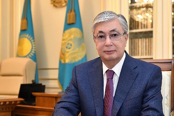 Касым Жомарт Токаев Казахстан должен стать международным транзитно транспортным узлом Президент Казахстана Касым Жомарт Токаев заявил что республика должна стать международным транзитно транспортным узлом в том числе в авиаперевозках Об этом сообщает ТАСС Особое значение для Казахстана имеет развитие воздушных путей сообщения нужно запускать новые международные рейсы Это вопрос не только экономики но и статуса нашего государства как открытого общества в котором граждане пользуются свободой передвижения по всему миру По нашей территории проходят более десятка международных маршрутов это положительная тенденция которую надо всячески стимулировать Именно сейчас Казахстан должен заявить о себе как международный транзитно транспортный узел сказал Токаев на заседании Национального курултая консультационно совещательного органа aviaru net n291701