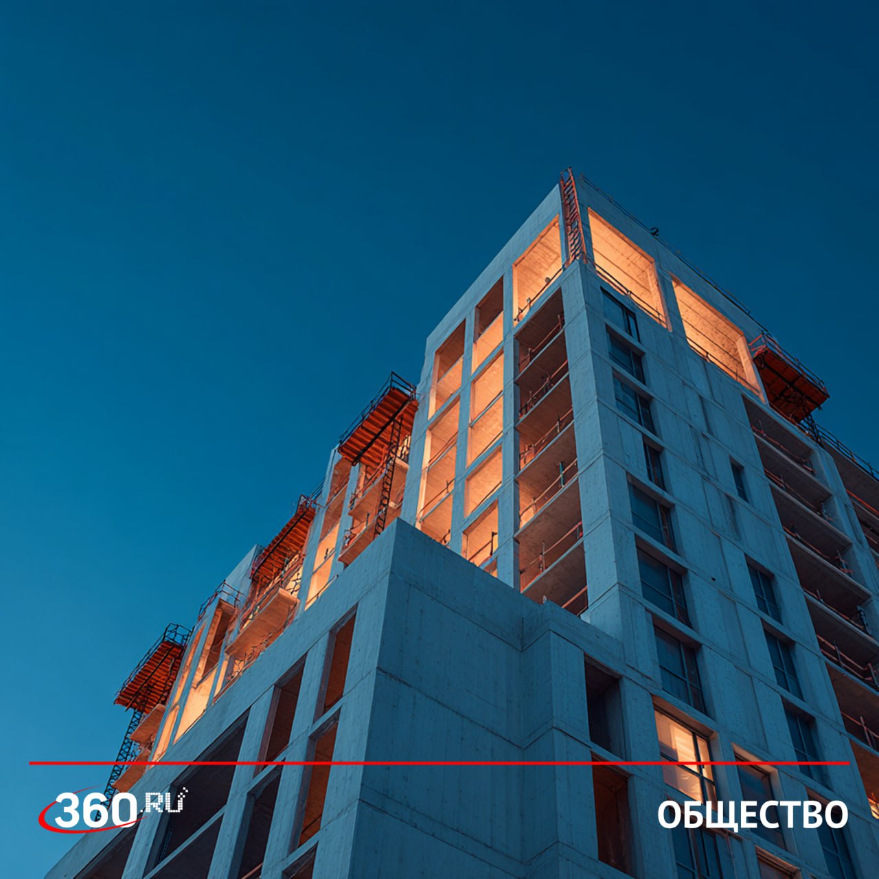 Цифровизация рынка как биометрия изменит покупку и продажу недвижимости с 2026 года С 1 июля следующего года совершать сделки с квартирами и домами дистанционно станет проще и безопаснее Член комитета Госдумы по строительству и ЖКХ Александр Якубовский yakubovsky live сообщил о вступлении в силу поправок которые позволят использовать для этого биометрические данные Это серьезный шаг вперед в сторону безопасной и технологичной цифровизации рынка Якубовский подробно раскрыл какие возможности откроет нововведение Граждане смогут дистанционно удостоверять личность без визита к нотариусу или в МФЦ а также заключать любые сделки от ипотеки и купли продажи до аренды Особенно актуальной эта опция станет для жителей регионов где доступ к нотариусам и регистрирующим органам часто затруднен Важно подчеркнуть использование биометрии будет добровольным Никого не обяжут проходить идентификацию без согласия Это лишь дополнительный но очень перспективный инструмент По мнению депутата новшество повысит прозрачность рынка недвижимости и упростит жизнь миллионам россиян Подписаться на tv360 I Обратная связь I Чат 360 I Наш канал в MAX