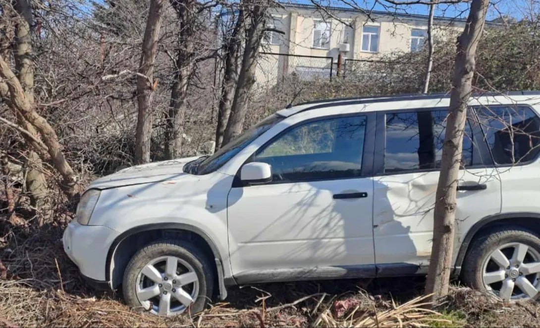 В Севастополе пьяный водитель на легковушке врезался в дерево  При патрулировании в Гагаринском районе экипаж Росгвардии заметил, как легковой автомобиль съехал с дороги в кусты и врезался в дерево. Водитель самостоятельно выбрался из машины. Сначала сотрудники Росгвардии предположили, что у мужчины проблемы со здоровьем, но его шаткая походка, несвязанная речь и запах алкоголя быстро прояснили ситуацию.  Мужчина попытался убедить правоохранителей, что не пьёт, так как является верующим человеком, затем просил «не заметить» происшествие. После отказа перешёл на нецензурную лексику. Росгвардейцы передали нарушителя сотрудникам ДПС, полиция проводит проверку.  Фото: пресс-служба Росгвардии по Крыму и Севастополю   Читайте Севкор