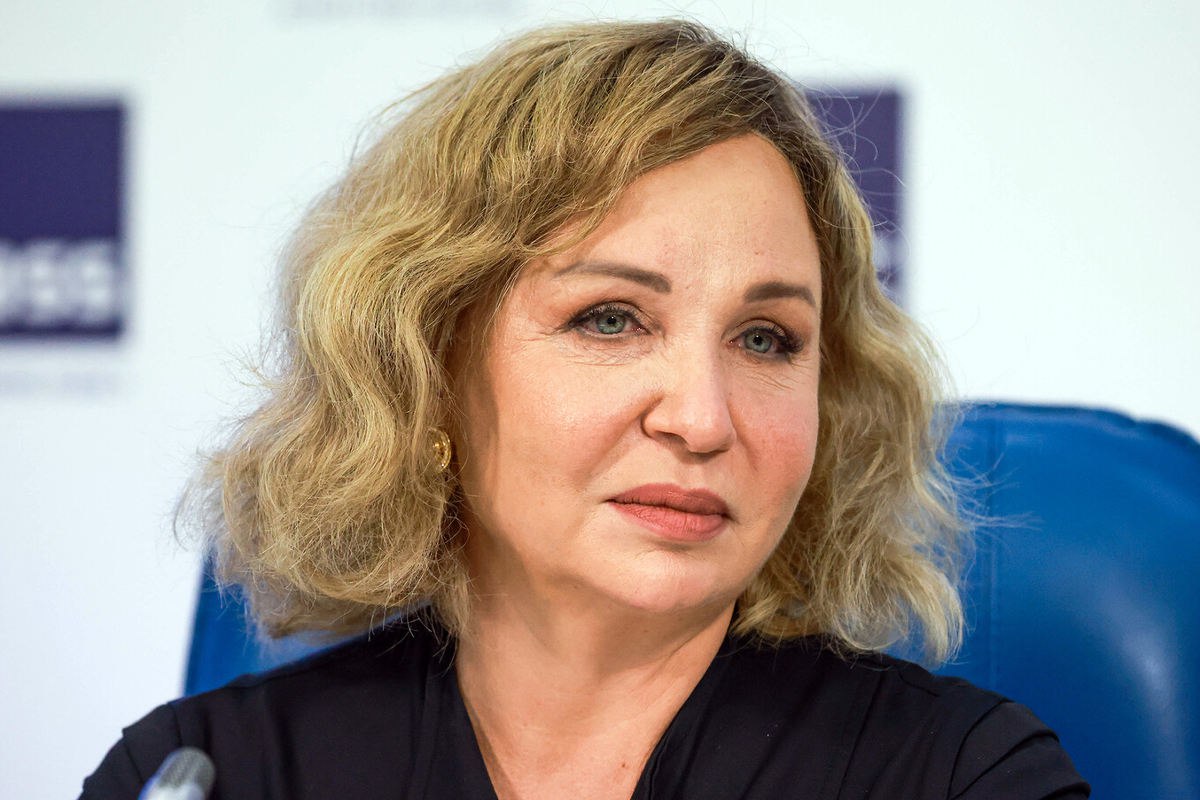 Дело о мошенничестве на 786 млн рублей арестована экс депутат ЗСО Ирина Ясакова Вице президент ассоциации Оборонстрой и экс депутат Законодательного Собрания Вологодской области Ирина Ясакова арестована по подозрению в мошенничестве Дело связано с банкротством организации в 2021 году Под арест попало имущество Ясаковой включая ее трехэтажный дом в Москве который по информации издания она пыталась продать за 120 млн рублей В 2019 году Ясакова уже была под следствием по делу о хищении 3 млрд рублей из банка Северный кредит Она занимала пост депутата ЗакСобрания области с 2016 по 2021 год и управляла несколько строительными компаниями работающими с Минобороны Вологда Регион 35ТВ в MAX