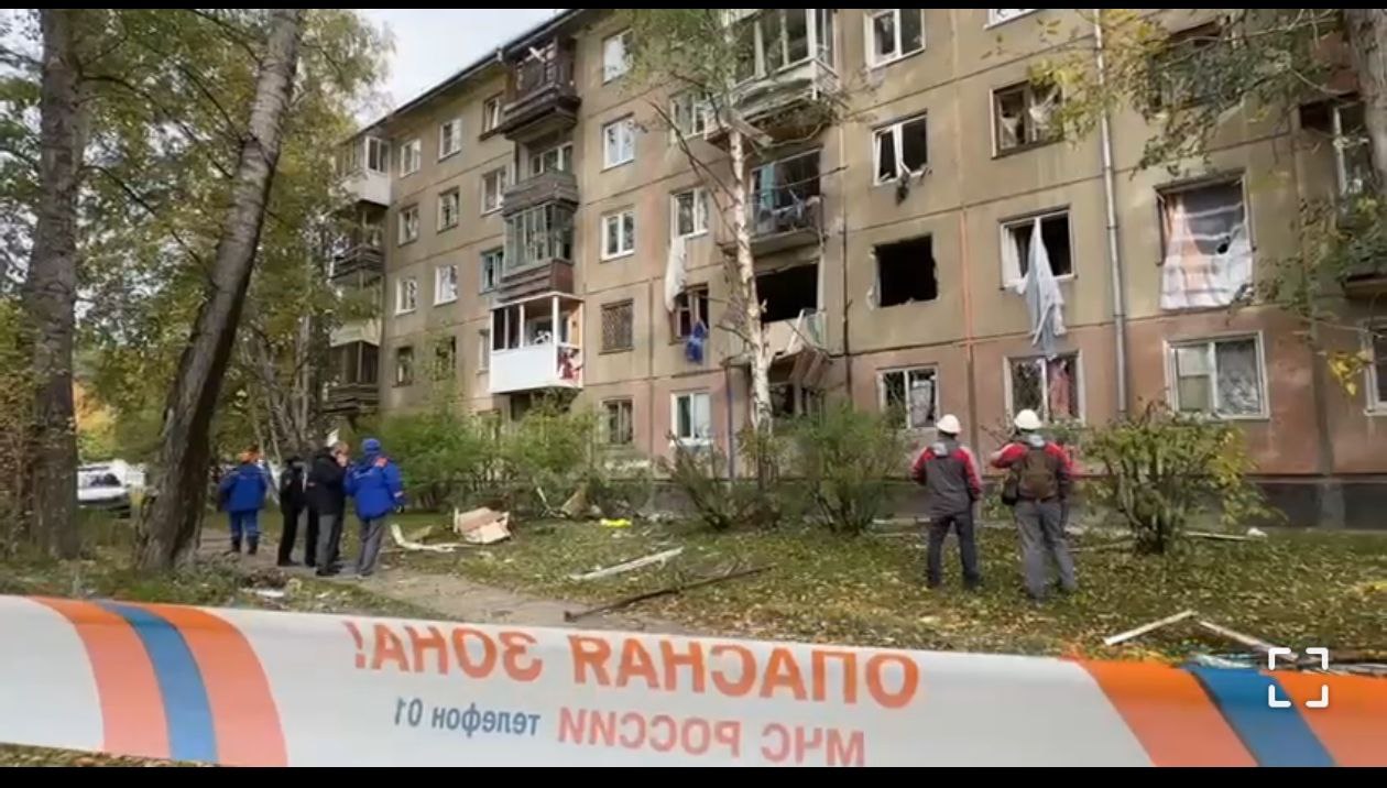 К восстановлению ангарского дома пострадавшего от взрыва бытового газа приступят весной 2026 года С жителями пострадавшего от взрыва газа подъезда дома 12 в 12 микрорайоне Ангарска встретилась руководитель Фонда капитального ремонта Иркутской области Валерия Кошечкина Сейчас Фонд занимается разработкой проекта После прохождения необходимых экспертиз будет определен подрядчик который выполнит строительно монтажные работы Их предполагается начать в мае и завершить в августе следующего года Это редкий дом 335 й серии который имеет полный каркас и усиленные пристенные колонны Если бы он относился к другому виду зданий данной серии то просто сложился бы от взрыва Проведено техническое обследование в том числе на сейсмостойкость Выполнено инструментальное обследование несущих конструкций Аварийного состояния здания не выявлено Разрушения носят локальный характер они зафиксированы в одном подъезде Несущие конструкции пострадали частично сказала генеральный директор Фонд капремонта Предусмотрено полное восстановление межэтажных перекрытий двух квартир замена девяти панелей ремонт инженерных коммуникаций Поскольку панели из газозолобетона сегодня не производят планируется применение современного аналога Отмечено что Фонд капремонта имеет десятилетний опыт восстановления домов 335 й серии При этом на объектах задействуют только организации из реестра квалифицированных подрядчиков В ходе встречи принято решение на следующей неделе дополнительно комиссионно выехать на место и с жильцами еще раз осмотреть повреждения в квартирах Это поможет зафиксировать отдельные жалобы и рассмотреть возможность внесения в готовящийся проект каких либо изменений при необходимости Сегодняшняя встреча прошла по поручению губернатора Иркутской области Игоря Ивановича Кобзева Такие встречи проводим системно Очередная состоится в январе когда готовый проект получит все необходимые экспертные заключения чтобы держать людей в курсе отметил заместитель мэра Михаил Головков