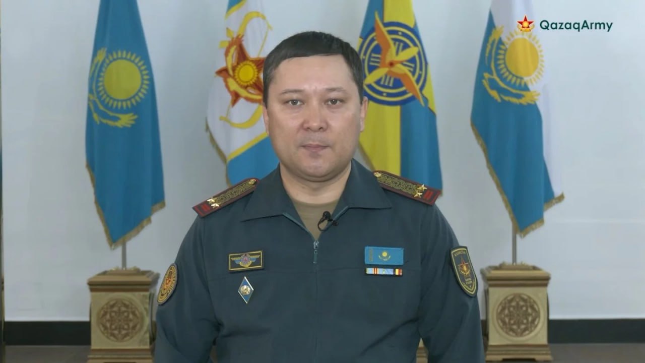 Это не облавы: Минобороны объяснило, почему призывников забирают прямо с улиц Недавно в соцсетях появились видео с массовыми задержаниями молодых казахстанцев в рамках весеннего призыва. На кадрах — парни, которых силой уводят в военкоматы. На фоне паники Минобороны выпустило официальное заявление. Речь идёт не об облаве, а о законной доставке «уклонистов» на призывные пункты. «Если вручить повестку лично не удаётся, обеспечение явки призывника возлагается на органы внутренних дел. При этом некоторые граждане отказываются подчиняться законным требованиям сотрудников полиции, оказывают сопротивление, что влечёт их принудительное доставление на призывной пункт», — прокомментировали в ведомстве. Тем временем в 2GIS парни предупреждают друг друга о возможных «задержаниях». Минобороны напомнило, что за уклонение от службы предусмотрены как административные штрафы, так и уголовная ответственность. Почему на самом деле казахстанские мужчины боятся идти в армию, читайте здесь. • Фото: скриншот видео Минобороны РК