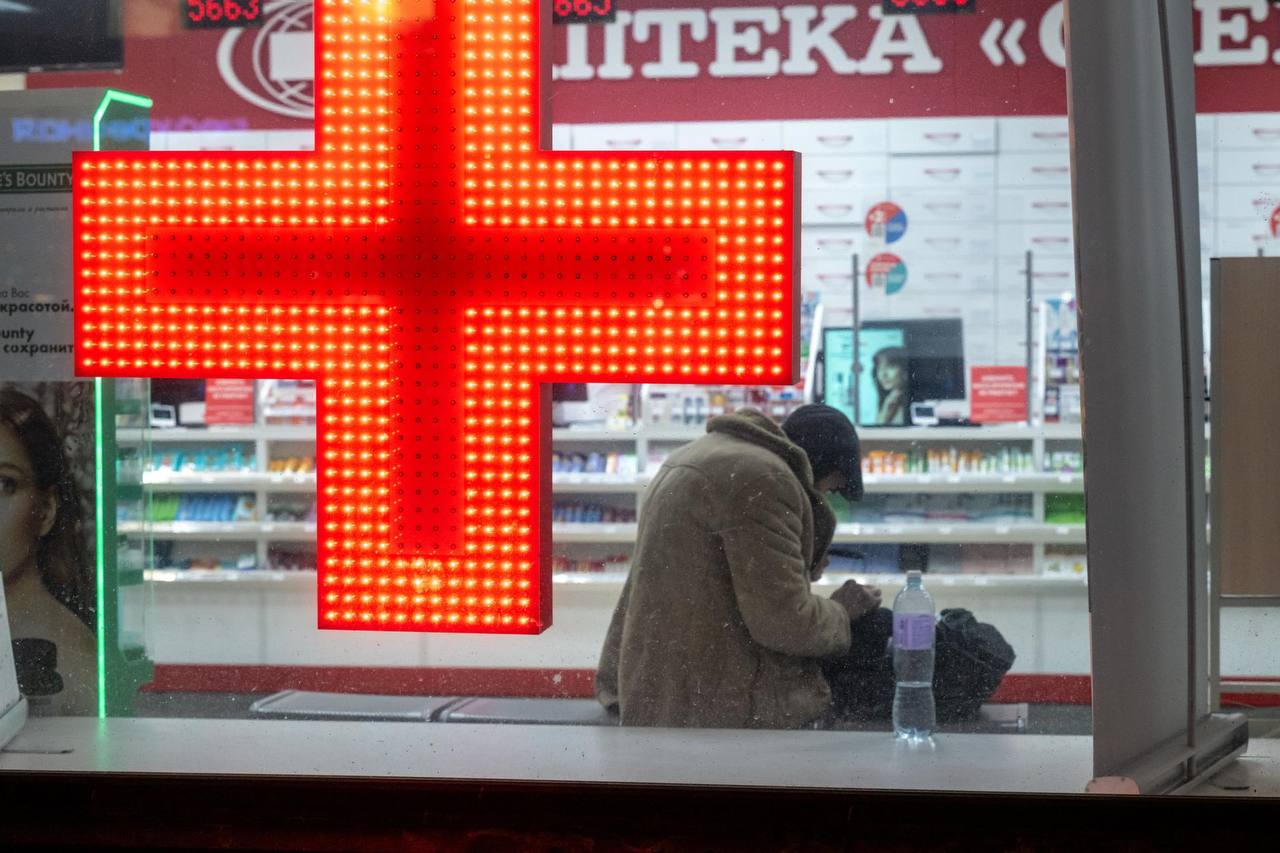 В Петербурге за год до 12 замедлился рост цен на лекарства следует из данных DSM Group Средняя стоимость упаковки составила 526 1 рубль Замедление роста связывают со снижением инфляции Так годовая инфляция в Петербурге в декабре составляла 4 75 самый низкий показатель с 2020 года Всего в аптеках Северной столицы за год продали 177 37 млн упаковок препаратов это на 1 4 меньше чем в 2024 году Годом ранее объём продаж упал на 5 1 до 180 млн упаковок Общая ёмкость коммерческого рынка составила 1 8 млрд рублей Совокупно за 2025 год потребление лекарственных средств через аптеки достигло 4 4 млрд упаковок что всего на 0 02 больше чем в 2024 году Стоит отметить что доля отечественных лекарств составила 59 4 Михаил Тихонов ДП Подписаться на ДП в Telegram MAX