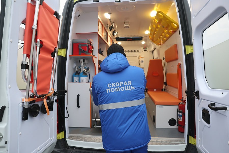 Волгоградская область получила 100 новых машин скорой помощи Волгоградская область обновила парк службы скорой медицинской помощи получив 100 специализированных автомобилей Торжественная передача техники состоялась на площадке центра Юный ястреб при участии губернатора Андрея Бочарова В начале следующего года на маршруты выйдут 92 машины класса B и восемь реанимобилей класса C для самых сложных случаев Все они оснащены полным комплектом современного медицинского оборудования Обновление подвижного состава оснащение современным оборудованием и техникой неотъемлемая часть нашей работы Приобретая новые автомобили мы будем всегда идти в ногу со временем будем стремиться более качественно оказывать людям медицинскую помощь подчеркнул губернатор Южная служба новостей