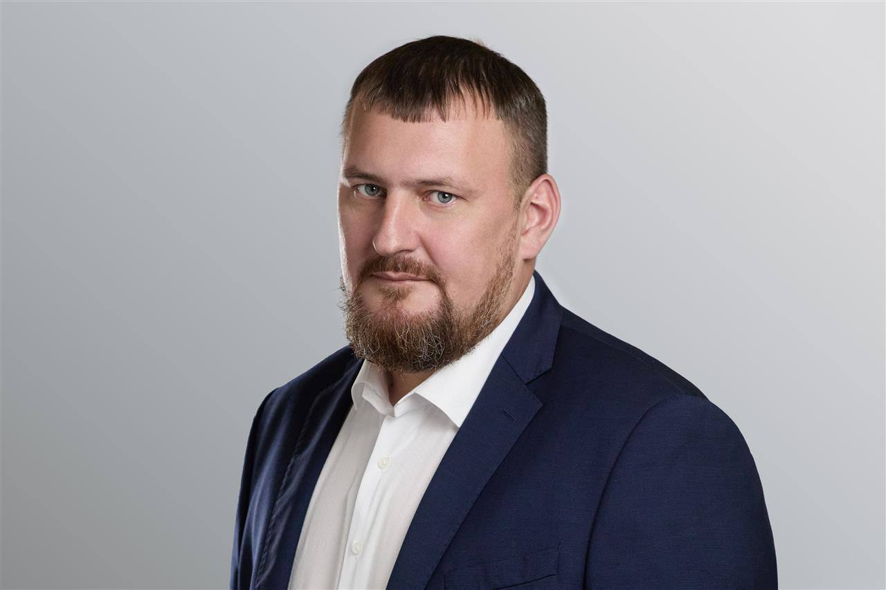 Куда нужно тянуть метро Руководитель департамента транспорта Самары Владимир Чичёв ответил на вопросы в интервью Волга Ньюс Как продвигается обновление подвижного состава Самарского метрополитена Что может помочь его развитию и увеличению пассажиропотока кроме строительства новых станций Сегодня обновленный подвижной состав метрополитена составляет 35 вагонов 31 капитально отремонтировали на заводе в Санкт Петербурге с 2019 по 2025 годы Новый поезд из четырех вагонов курсирует с 2020 года Срок службы оставшихся 15 вагонов также планируем продлить в результате капремонта Также в 2025 году МП Самарский метрополитен заменил ходовые рельсы по второму пути участка Московская Гагаринская провел капремонт трех единиц электроподвижного состава и ремонт наружных инженерных коммуникаций холодного водоснабжения на территории электродепо Кировское До конца текущего года планируется завершить устройство крытого павильона на сходе 3 станции Гагаринская около 90 работ выполнено оснастить станцию Победа системой видеонаблюдения в том числе интеллектуального обновить системы пожарной сигнализации системы оповещения и управления эвакуацией людей на станции Безымянка Что касается пассажиропотока то за девять месяцев 2025 года он составил 8 6 млн человек В долгосрочной перспективе показатель можно увеличить за счет организации в районе станций метрополитена точек притяжения например торговых культурно развлекательных спортивно оздоровительных центров а также комплексного развития Безымянки Интересно ваше личное мнение о том нужно ли в Самаре продолжать строить метро В каком направлении Продолжение строительства метрополитена требуется для развития городской транспортной инфраструктуры Перспективным считаю продление действующей линии метрополитена от станции Театральная до сквера Высоцкого а также строительство второй ветки вдоль Московского шоссе до микрорайона Крутые Ключи с организацией пересадочного узла связывающего две линии на станции Московская пресс служба мерии Самары