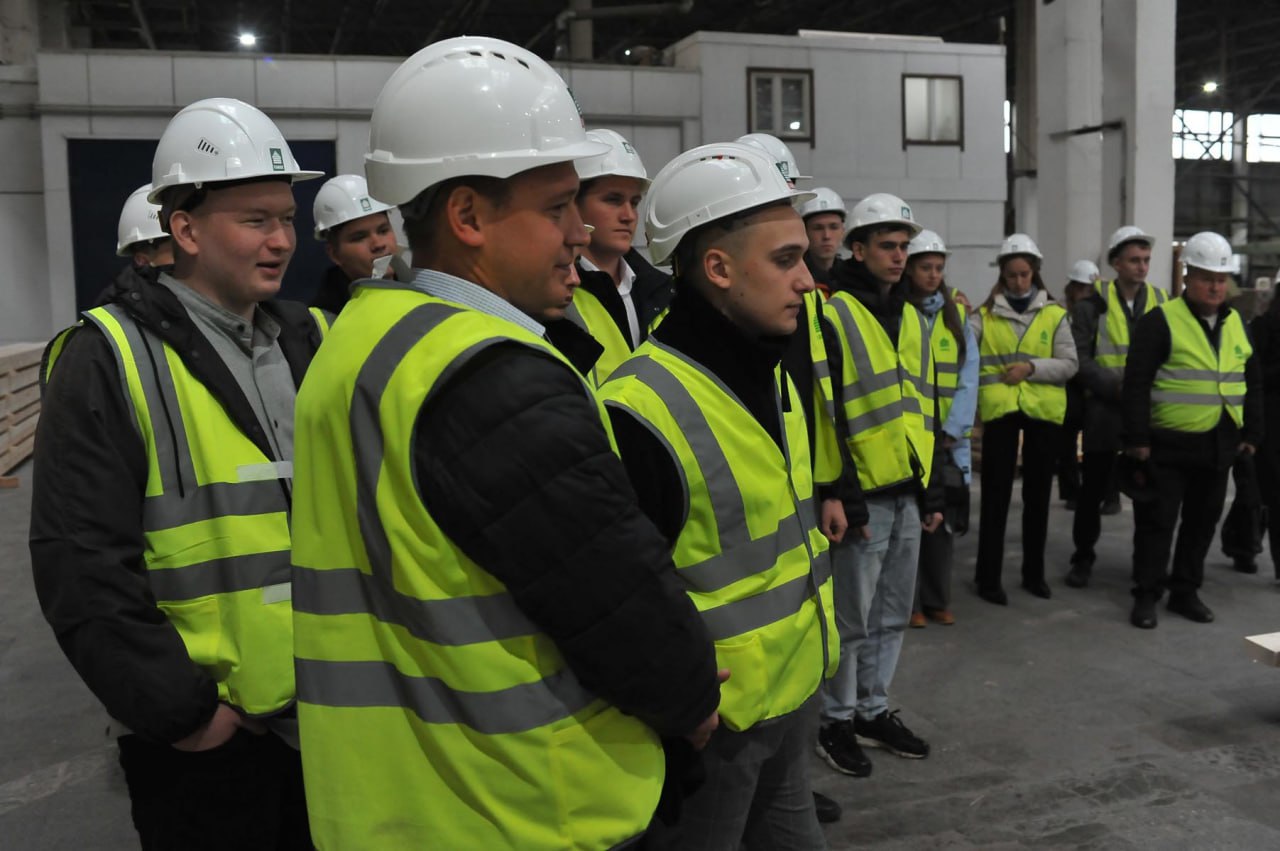 Завтра в Тамбовской области стартует Неделя без турникетов масштабная акция которая откроет для школьников и студентов двери ведущих предприятий региона В течение недели студенты смогут Увидеть изнутри работу промышленных предприятий Познакомиться с современными производственными процессами Пообщаться с потенциальными работодателями ТГТУ традиционно активно участвует в этой акции дважды в год Это важная часть нашей системной работы по профориентации и подготовке кадров для реального сектора экономики Напомним что Неделя без турникетов проводится Союзом машиностроителей России с 2015 года Акция направлена на Повышение интереса молодежи к инженерно техническим специальностям Формирование системы ранней профориентации Укрепление кадрового потенциала машиностроительной отрасли