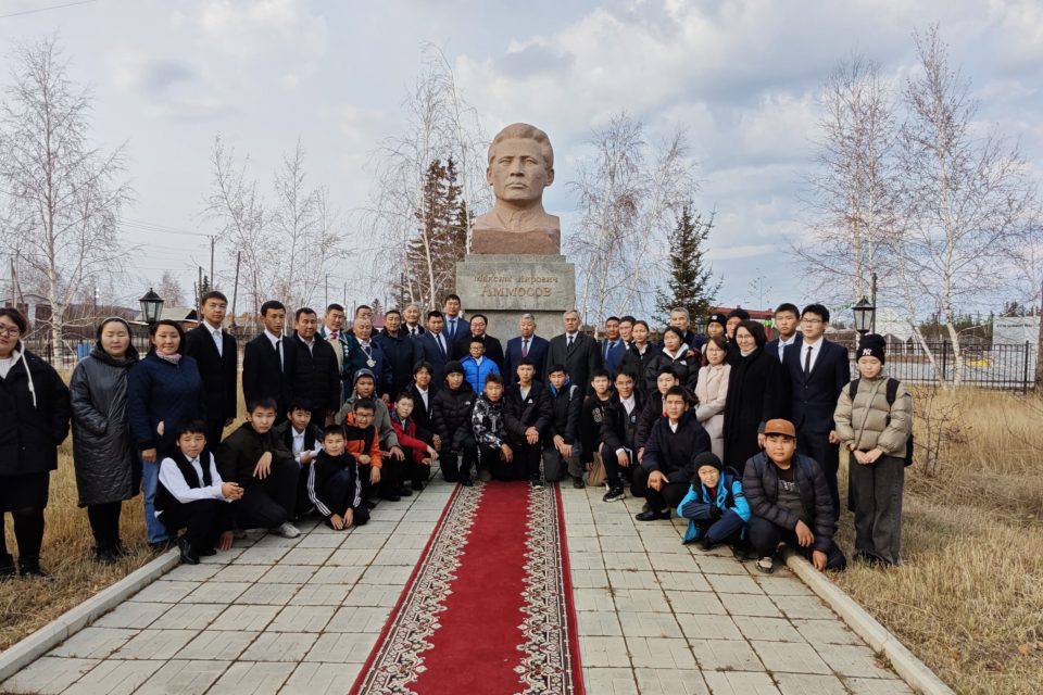 В Намском районе почтили память Максима Аммосова и Ильи Винокурова  В преддверии Дня государственности Якутии, 26 сентября, вице-премьер правительства республики Георгий Степанов почтил память выдающихся деятелей.  Он возложил цветы к памятникам Илье Егоровичу Винокурову в Аппаны и Максиму Кировичу Аммосову в Хатырыке Намского района.   В этот же день в Республиканском музее истории государственности им. М.К. Аммосова состоялось торжественное собрание, посвященное Дню государственности. В своем выступлении Степанов подчеркнул важность сохранения наследия тех, кто стоял у истоков создания республики.     Все новости   #Яестьновость   Обсудить