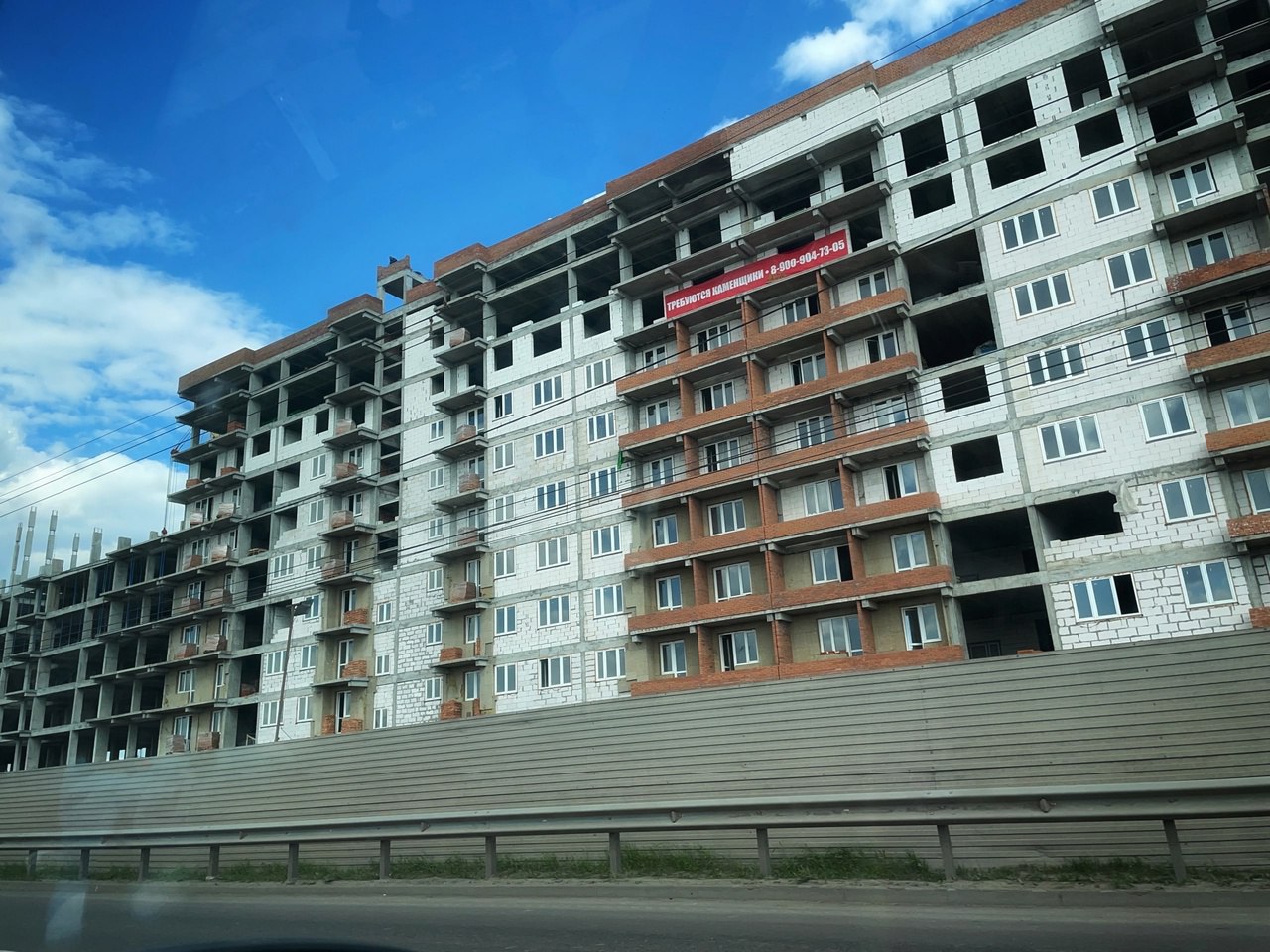 Для жителей приграничных районов Курской области потребуется до 2,7 млн кв. м нового жилья Жителям приграничья, утратившим жильё в результате военных действий, потребуется от 2,1 до 2,7 миллионов квадратных метров нового жилого фонда. Об этом сообщил врио губернатора региона Александр Хинштейн. По его словам, данные предварительные, но уже сейчас позволяют оценить масштаб предстоящей восстановительной работы. Ранее власти региона совместно с федеральными структурами запустили механизмы быстрой оценки ущерба и подготовки проектной документации. Также обсуждаются источники финансирования строительства и возможные меры поддержки для пострадавших семей. Курская Telega / Прислать новость