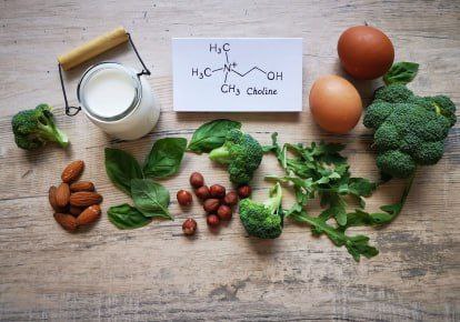 Питание против тревожности учёные нашли связь Исследование показало что хроническую тревожность можно снизить с помощью рациона При анализе работы мозга 712 человек с тревожными расстройствами выяснилось в зонах отвечающих за эмоции и стрессоустойчивость у них понижен уровень холина Холин играет важную роль в поддержании памяти настроения и стабильной работы нервной системы Чем больше этого вещества в пище тем выше устойчивость к стрессу отмечают исследователи Основные источники холина яйца печень рыба и соевые продукты Учёные подчёркивают что питание не заменяет лечение но может стать важной частью профилактики и поддержки психического здоровья Вывод прост путь к внутреннему равновесию часто начинается с содержимого тарелки MIR24MOLDOVA Подпишись