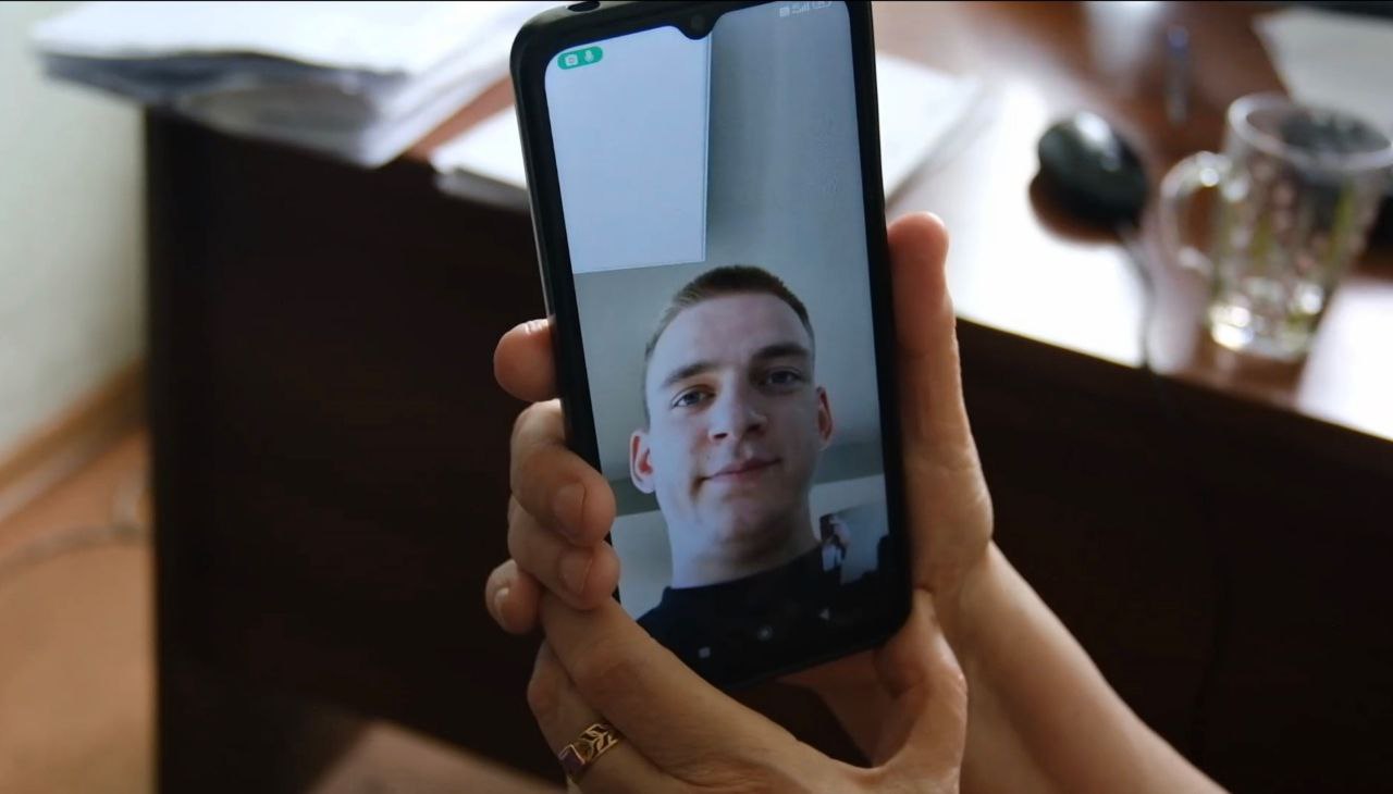 Полицейский спас пенсионерку от несуществующего «внука».  На женщину у банкоматов Андрей Веремьёв обратил внимание в нерабочее время. Несмотря на это, сразу поспешил на помощь.  Оказалось, с ней был на связи «внук» — якобы отдалённый родственник мужа, который внезапно озаботился её состоянием. Жертву проводили по одной из распространённых схем «безопасный счёт» и вынуждали перевести 350 тысяч рублей.  Пенсионерка упорно доказывала полицейскому, что родственник действительно существует. И только в отделении полиции поняла, что её обманывают: во время видеозвонка молодого человека спросили «чей Крым?». Вот тут-то «внук» и поплыл.  Возбуждено уголовное дело о покушении на мошенничество.   Внимательно посмотрите на фото: возможно завтра этот человек представится внуком вашим пожилым родственникам.    Подписаться   Прислать новость