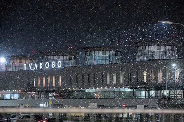 Аэропорт Пулково планирует начать реконструкцию терминала не ранее 2030 года Оператор аэропорта Санкт Петербурга Пулково ООО Воздушные ворота Северной столицы ВВСС ориентировочно планирует начать реконструкцию исторического терминала Пулково 1 не ранее 2030 года заявил генеральный директор компании Леонид Сергеев Об этом сообщает ТАСС со ссылкой на газету Ведомости По словам Сергеева согласованного проекта реконструкции пока нет однако есть четкое видение оптимального подхода для улучшения условий и качества обслуживания пассажиров Сергеев уточнил что сейчас используется около 15 тыс кв м из 60 тыс кв м площади здания а в рамках реконструкции целесообразно увеличить полезные площади более чем до 50 тыс кв м aviaru net n291422