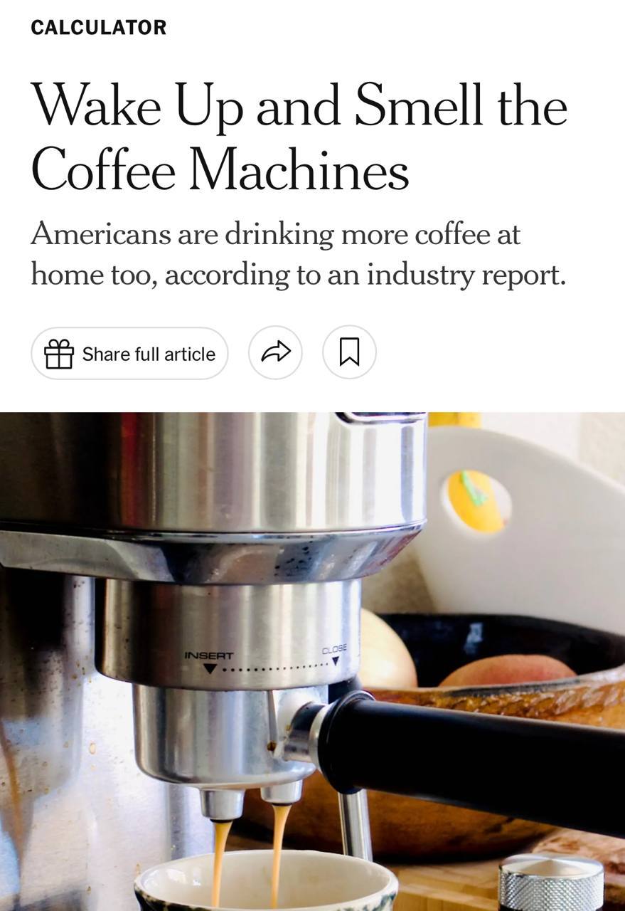 Кофейни могут исчезнуть из за того что молодёжь массово отказывается от кофеина а остальные переходят на домашний кофе пишет The New York Times Издание связывает этот тренд с ростом удалённой работы Работая из дома люди обустраивают на кухнях собственные кофейные зоны в США продажи кофемашин выросли на 50 а курсы для домашних бариста стремительно набирают популярность Дополняет картину и усталость от завышенных цен в кофейнях Чтобы сэкономить покупатели выбирают кофе в супермаркетах это не самый качественный но заметно более дешёвый banki economy
