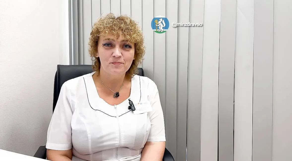 Врач из Екатеринбурга спасла 8 летнего мальчика на борту самолёта Ребенок почувствовал себя плохо во время ночного перелёта из Таиланда У него внезапно поднялась температура начались рвота диарея боли в животе На помощь мальчику пришли гинеколог из Екатеринбурга Татьяна Норицина на фото за плечами которой первая медицинская специализация по профилю педиатрия и восемь лет работы в бригаде скорой медицинской помощи и реаниматолог из Тюмени Они установили ему внутривенный катетер и через капельницу вводили физиологический раствор и другие препараты целых четыре с половиной часа А сразу же после посадки на борт поднялись сотрудники скорой которые отвезли ребенка в больницу Сейчас мальчик уже дома   Подпишись на КП Екатеринбург Мы в Max