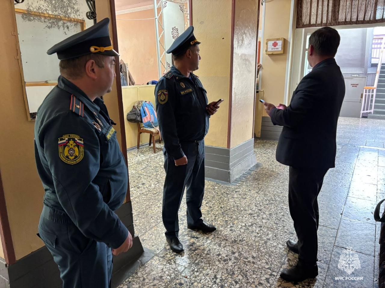 В Урупском районе прошли тренировочные эвакуации в школах В образовательных учреждениях Карачаево-Черкесской Республики в преддверии праздника «Последний звонок» сотрудники Главного управления МЧС России по КЧР проводят тренировочные эвакуации учащихся и персонала, во время которых на практике отрабатываются навыки правильного поведения в случае возникновения пожара или другой экстремальной ситуации. На базе одного из образовательных учреждений Урупского района прошла учебная эвакуация учеников и преподавательского. Перед проведением тренировки сотрудники МЧС России провели вводный инструктаж с работниками учебного заведения. При срабатывании системы оповещения и сигнала "Внимание. Пожарная тревога!" все, находившиеся в здании, приступили к эвакуации. Эвакуация находившихся в здании школьников, преподавателей и обслуживающего персонала прошла быстро, организованно и без паники. Спустя несколько минут все находились на безопасной территории.