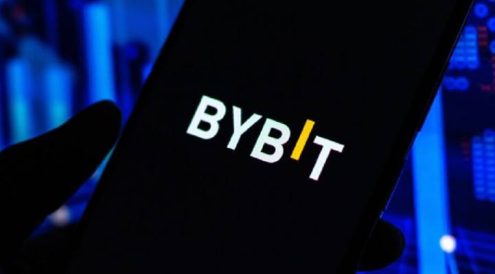 Биржа Bybit выявила подозрительные транзакции на сумму $1 млрд   Мошенники всё чаще используют криптовалютные биржи для проведения операций.   Об этом говорят данные торговой криптоплатформы Bybit, которая обнаружила, что в первом полугодии этого года через неё прошли подозрительные транзакции почти на $1 млрд.  Криптобиржа зафиксировала необычные запросы на вывод средств на общую сумму $940 млн. Более 8,4% из них были идентифицированы как попытки мошенничества.   Кроме того, Bybit смогла предотвратить потерю активов пользователей на сумму более $79 млн благодаря усиленным мерам безопасности.  Для проверки запросов биржа использует систему на основе искусственного интеллекта, которая проводит биометрическую аутентификацию и поведенческую аналитику запросов клиентов.  По словам главного операционного директора Bybit Хелен Лю, в первом полугодии 2024 года количество мошеннических операций оказалось на 10% ниже, чем за предыдущие периоды.   Однако биржа продолжает сталкиваться с давлением и контролем со стороны других представителей отрасли.  Так, в мае глобальный брокер Hidden Road приостановил все торговые операции своих клиентов на Bybit из-за опасения в их безопасности.   Несмотря на эти трудности, в первом полугодии этого года криптовалютная биржа провела более 30 млн транзакций.