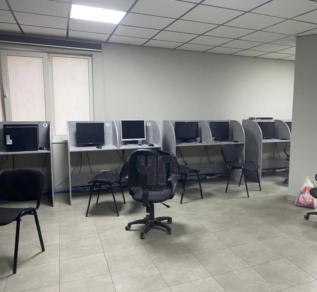 В Адыгее хлопнули незаконное казино!   Четверо предприимчивых товарищей организовали подпольное казино в поселке Яблоновский. С января по март 2025 года они принимали ставки и «крутили интернет рулетку». Но радость длилась недолго. Оперативники МВД по Республике Адыгея быстро накрыли эту лавочку.   Теперь всем четверым светит уголовное дело по статье "незаконная организация и проведение азартных игр". Главаря " игроков" посадили под домашний арест.  Дело уже передано в суд.