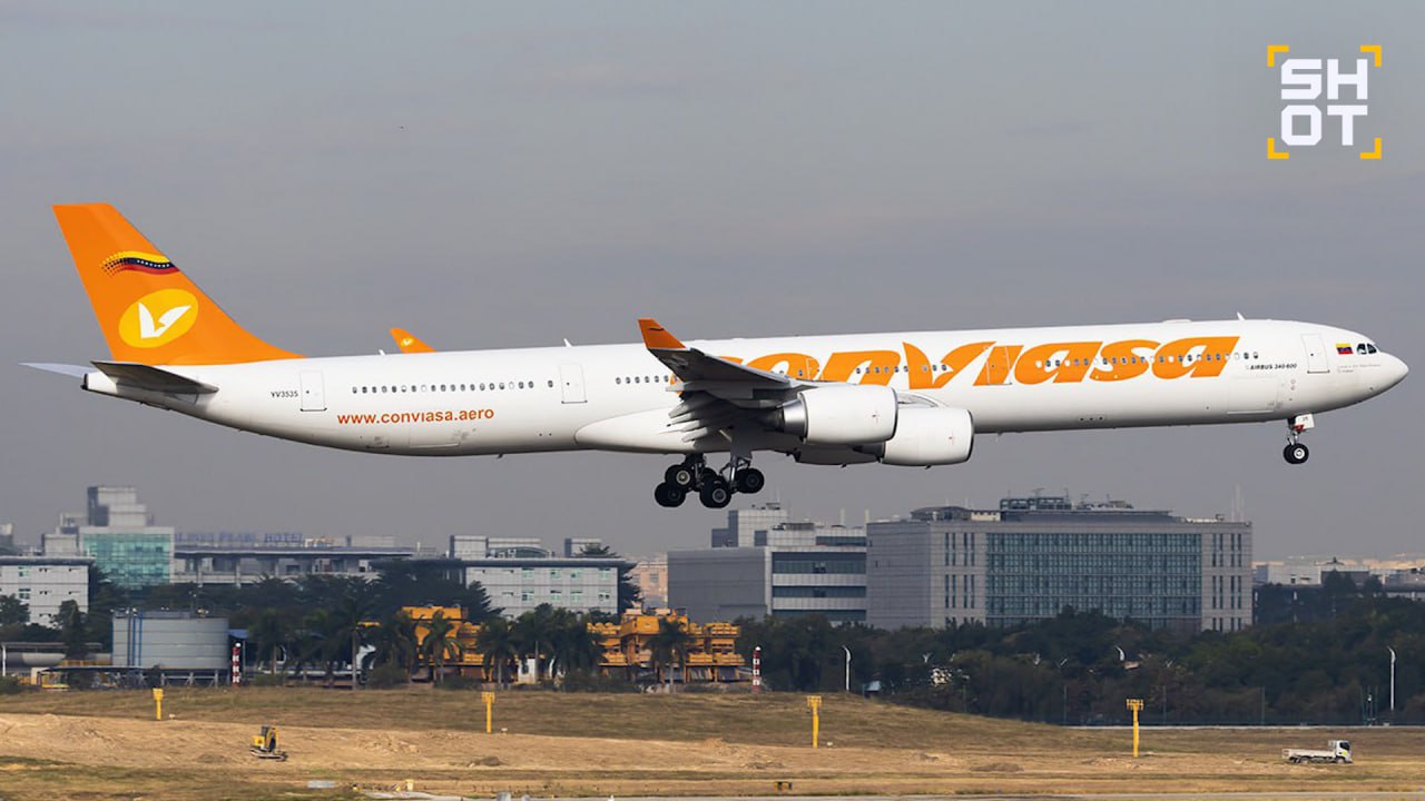 Сотни туристов застряли на Кубе из за предварительно неисправного самолёта Как стало известно SHOT самолёт авиакомпании Conviasa должен был вылететь из Питера в Варадеро сегодня в 22 30 Сначала пассажирам перенесли рейс ровно на сутки а затем ещё на один день После долгих разбирательств туристам по их словам сообщили что борт неисправен его сейчас чинят Пассажиры предполагают что ремонт самолёта может затянуться ещё на несколько дней рейс пропал с онлайн табло Другой борт как рассказали нам россияне им не предоставляют Из за задержки самолёта из Питера в Варадеро отдыхающие россияне не могут вернуться этим же рейсом домой они застряли на Кубе Им предоставили номера в отелях Пассажиры планируют писать коллективную жалобу Те кто так и не добрался до острова думают отказываться от тура из за потерянных отпускных дней и испорченного отдыха Но деньги им никто не вернёт Самолёт авиакомпании Conviasa сняли с рейсов в конце февраля 2025 года Спустя полгода простоя в сентябре его вернули в эксплуатацию Подписывайся на SHOT Прислать новость