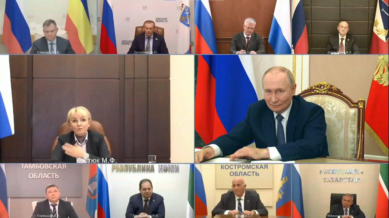 Ещё один мост в Китай построят в ЕАО автомобильный На очереди также аэропорт и школа в Биробиджане Губернатор Еврейской автономной области Мария Костюк прокомментировала своё участие в состоявшейся накануне встрече с Президентом России Владимиром Путиным Глава региона в частности раскрыла очень важные детали своих без преувеличения сенсационных заявлений о строительстве в области аэропорта автомобильного моста через Амур в Китай и двух школ Редакция РИА Биробиджан считает что локация для строительства автомобильного моста в с Пашково где ранее действовал пограничный переход выбрана очень удачно Да в Амурзете тоже не раз просили мост но расстояние от федеральной автотрассы и Транссиба до Амура в Облученском районе в разы короче и дорога асфальтирована Интересно также какую площадку выберут для аэропорта Рискнём предположить что это будут авиагавани советских времён Жёлтый Яр или Бирофельд Подробнее читайте по ссылке   riabir ru 468401