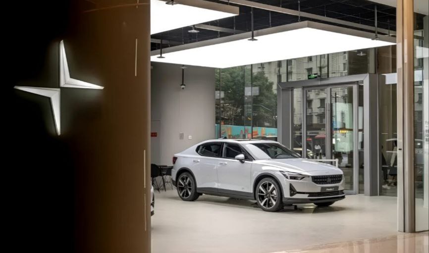 Polestar закрывает последний магазин в Китае и переходит на онлайн продажи Polestar официально закрыл свой последний магазин прямых продаж на китайском рынке Магазин располагался в торговом центре L Plaza в Шанхае Компания заявила что этот шаг является частью стратегической корректировки своей бизнес модели в Китае В настоящее время компания предлагает в КНР три модели Polestar 2 Polestar 3 и Polestar 4 по цене от 299 800 до 798 000 юаней 42 600 до 113 400 В 2024 году по всему миру было продано около 44 900 автомобилей марки что на 15 меньше чем годом ранее На китайском рынке годовые продажи были следующими 2021 2048 единиц 2022 1717 единиц 2023 1100 единиц 2024 3120 единиц 2025 1 е полугодие 69 единиц Бизнес Polestar в Китае продолжит свою работу в режиме онлайн закрыли бы уже вообще продажи в Китае какой смысл в нескольких десятках машин   на фоне ценовых войн дороговато нужны новые модели Прислать новость EVforum Чат Polestar   evНовости
