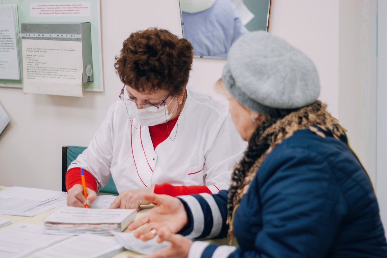 В посёлке Пинюг с 1 ноября начинает работу новый фельдшер Он заменит коллегу которая ушла на заслуженный отдых Ротация кадров не отразится на доступности медицинской помощи Новый специалист будет вести доврачебный приём делать забор анализов и ЭКГ Через электронную систему он сможет выписывать рецепты на льготные лекарства которые затем будут доставляться в посёлок Помимо фельдшера в местном офисе врача общей практики продолжают работать три медсестры По четвергам к ним приезжает терапевт из Подосиновской больницы а раз в месяц мобильная бригада узких специалистов Сегодня в поселок на встречу с жителями выехал главный врач Подосиновской ЦРБ Елена Савельева Она разъяснит жителям как будет оказываться медицинская помощь новыми сотрудниками Подписывайтесь на канал Кировской области в MAX