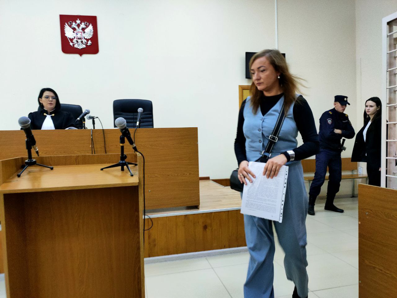 Главбух Корпорации развития дала показания в суде Анастасия Видейкина выступает в процессе как свидетель стороны обвинения Видейкина пояснила что контракт с КТК Сервис подписал заместитель Лукина Дмитрий Спиридонов курировавший на тот момент строительство фортификаций Через полтора месяца он уволился по собственному желанию На его место был назначен Игорь Грабин ранее работавший в Корпорации менеджером сопровождения проектов в индустриальных парках По словам Видейкиной у Лукина были напряженные отношения со Спиридоновым Нередко они разговаривали на повышенных тонах После увольнения Спиридонова Лукин запретил новому заму подписывать договора и платежные документы Подробнее на нашем сайте ФОТО РИА Курск