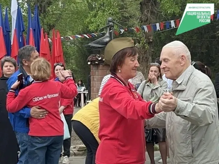 В сквере имени Анатолия Серова прошел праздничный концерт В Ленинском округе продолжается цикл мероприятий посвященных Дню Победы Мероприятие собрало более 180 жителей и гостей округа Творческие номера были представлены лауреатом международных конкурсов муниципального камерного ансамбля МЮЗЕТ На празднике звучали песни военных лет Теплые слова горожанам сказали почетные гости депутат Государственной думы Российской Федерации Олег Смолин глава администрации Ленинского округа Николай Хроленко представители фракции Единая Россия в Законодательном Собрании Омской области Владимир Седельников и в Омском городском Совете Андрей Бондаренко Максим Концедалов Андрей Горбачев В событии принимали участие волонтеры которые предлагали участникам и гостям мероприятия принять участие в народном голосовании за объекты благоустройства в рамках федерального проекта Формирование комфортной городской среды нацпроекта Инфраструктура для жизни  Напомним что сделать свой выбор можно до 12 июня на платформе обратной связи Госуслуги Решаем вместе или через волонтёров Территории набравшие больше всего голосов будут воплощаться в жизнь в следующем году с участием средств федерального бюджета Фото Татьяна Сыксина День Победы Омск