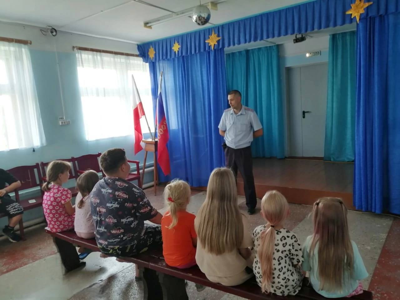 Специалисты Дома культуры с. Успенка провели познавательное мероприятие «Будущее без терроризма». Цель – помочь детям осознать, что такое терроризм, его виды и цели, а также развить чувство гражданской бдительности.   ‍ В рамках мероприятия выступил сотрудник полиции МО МВД России «Пугачевский» Саратовской области. Он подробно рассказал о правилах поведения в случае возникновения террористической угрозы.   Участники узнали, как правильно реагировать в сложных и опасных ситуациях. Обсудили значимость гражданской бдительности. Ребята пришли к выводу, что каждый может внести свой вклад в борьбу с терроризмом, проявляя внимательность и заботясь о безопасности окружающих. Такие мероприятия способствуют формированию сознательной и ответственной позиции у молодежи, которая играет ключевую роль в обеспечении общественной безопасности.
