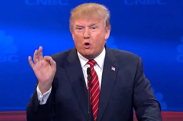 Трамп пошутил о возможном присуждении себе от лица правительства США компенсации в 1 млрд по иску о нарушениях при обыске ФБР в его имении В ходе выступления перед своими сторонниками в штате Северная Каролина он рассказал что подал иск и собирается выиграть дело Однако по словам Трампа есть одна проблема которая заключается в том что урегулировать иск должен сам президент США Так что может быть я дам себе 1 млрд и выделю всё благотворительным фондам Разумно не так ли Хотя может быть стоит оставить эти деньги себе сказал он netlenkanet