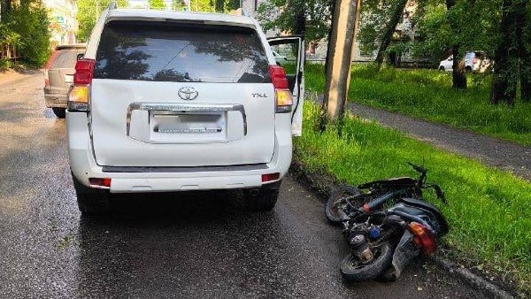 ДТП НА ПРОГРЕССИВНОЙ   ПОДРОСТОК НА МОПЕДЕ ПОПАЛ В БОЛЬНИЦУ   ДТП произошло в Хабаровске 9 июня, приблизительно в 17:10, на улице Прогрессивной, в районе дома № 4. Столкнулись автомобиль марки Toyota и мопед Honda Dio.  Водитель мопеда Honda Dio не выдержал безопасную дистанцию и совершил столкновение с автомобилем Тойота. В результате ДТП 15-летний подросток доставлен в медицинское учреждение для обследования,  - сообщили в Госавтоинспекции Хабаровска.   На момент происшествия защитная экипировка отсутствовала. Мопед перемещен на специализированную стоянку.  Согласно ПДД РФ, управлять мопедом разрешено с 16 лет при наличии водительского удостоверения категории «М» или любой другой категории  «А», «А1» или высшей . За действия лиц, не достигших совершеннолетнего возраста, ответственность несут их родители или законные представители и могут быть привлечены к административной ответственности за неисполнение ими обязанностей по содержанию и воспитанию несовершеннолетних,  - добавили в ведомстве.  Напомним, что байкера на Harley-Davidson сбила Toyota Harrier на Выборгской. Мотоцикл слегка завернул налево, чтобы повернуть направо на парковку. Автомобиль поехал прямо, думая, что байк не будет помехой при движении. Произошло столкновение.  Фото: Госавтоинспекция Хабаровска  #аврорамедиа_хабаровскийкрай    Telegram-экосистема АВРОРА МЕДИА МЕДИА   НОВОСТИ   РЕГИОН   ЛАЙФ   СПОРТ   ГЕРЛЗ   ХАЙТЕК   ПЕРСОНЫ   ИНСАЙД   КРИМИНАЛ   МОЛОДОСТЬ   LIVE   АВРОРА МЕДИА YOUTUBE   RUTUBE