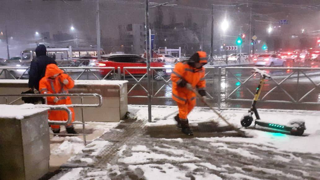 Комплексные меры по борьбе с гололедом: очистка тротуаров и переходов   В городе ведётся активная расчистка и обработка тротуаров, остановок общественного транспорта, а также ступеней в подземных и надземных переходах противогололедным материалом. В ночное время на этих работах трудятся 40 человек и 9 единиц техники, чтобы обеспечить безопасность и удобство передвижения для всех горожан.   Читайте нас:    Телеграм     ВК     Дзен