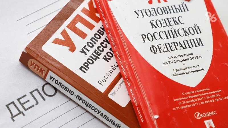 Врача осудят в Благодарненском округе за смерть пациента от тупой травмы живота В причинении смерти по неосторожности обвиняют хирурга районной больницы, который мог поставить неверный диагноз. Как сообщили в районном суде, заведующий хирургическим отделением в августе 2023 года во время суточного дежурства принял пациента. Он установил предварительный диагноз, который оказался ошибочным. По данным правоохранителей, пациенту должны были назначить УЗИ и обзорную рентгенографию. Эти обследования могли выявить закрытую тупую травму живота. Если бы мужчину прооперировали в течение двух часов с момента госпитализации, он был бы жив. Это подтвердила судебно-медицинская экспертиза. Суду предстоит исследовать 3 тома уголовного дела, допросить 14 свидетелей обвинения, а также экспертов и специалистов. Очередное заседание назначено на 24 июня.