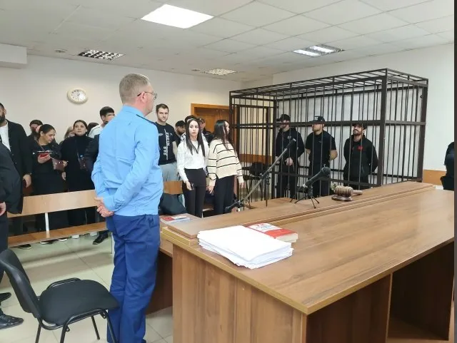 В Свердловской области осуждена преступная группа из шести человек вымогавшая деньги и оформлявшая займы на жертв Красноуфимский районный суд вынес приговор по уголовному делу в отношении организованной преступной группы специализировавшейся на мошенничестве и вымогательстве На скамье подсудимых оказались шесть человек включая двух женщин Как установил суд организатором преступной группы выступил Андрей Оглы Под его руководством сообщники вымогали деньги у граждан угрожая распространением порочащих сведений применением насилия либо уничтожением имущества Кроме того в ряде случаев они дистанционно оформляли кредиты и займы на имя потерпевших в финансовых учреждениях Преступная деятельность группы продолжалась с сентября 2023 года по 20 февраля 2024 года За это время жертвами злоумышленников стали 16 жителей свердловчан Общий причинённый ущерб составил 4 миллиона рублей Действия подсудимых судом квалифицированы по ч 2 и ч 4 ст 159 УК РФ Мошенничество совершённое группой лиц по предварительному сговору с причинением значительного ущерба гражданину а также в особо крупном размере ч 1 и ч 3 ст 163 УК РФ Вымогательство совершённое организованной группой в особо крупном размере Подсудимые признаны виновными в инкриминируемых преступлениях Андрею Оглы назначено наказание в виде 16 лет колонии строгого режима со штрафом в размере 900 000 рублей и с ограничением свободы на срок 1 год 6 месяцев Остальным подсудимым в зависимости от роли и степени их участия в преступлениях назначено наказание в виде лишения свободы на срок от 3 до 12 лет Также удовлетворены гражданские иски на общую сумму 3 491 318 рублей  Приговор в законную силу не вступил и может быть обжалован сторонами в течение 15 суток Красноуфимский районный суд Красноуфимский районный суд