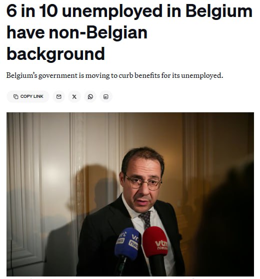 Шесть из десяти безработных в Бельгии являются иностранцами сообщила газета Politico со ссылкой на доклад министра занятости страны Дэвида Кларенваля Мы знаем что мигранты гораздо хуже владеют национальными языками У них могут возникнуть трудности с пониманием институциональной системы Поэтому нам явно нужно сосредоточиться на этих людях и уделять им особое внимание сказал он Кларенваль опубликовал статистические данные и назвал их довольно ошеломляющими Согласно этим данным 41 безработных в Бельгии бельгийцы остальные либо имеют североафриканские корни либо являются мигрантами из стран Южной Европы Главное послание заключается в том что все должны работать включая людей иностранного происхождения уточнил политик По данным издания премьер министр Бельгии Барт де Вевер который вступил в должность в феврале 2025 года назвал иммиграционную политику Бельгии источником всех несчастий и ужесточил для приезжих правила пребывания в стране установив более высокие требования к доходу и более длительные сроки ожидания виз для родственников С 2026 года правительство Бельгии реализует план по прекращению выплат пособий по безработице для тех кто не работал более 20 лет В будущем пособия будут выплачиваться только в течение двух лет В связи с этим в следующем году 180 тыс бельгийцев лишатся выплат что позволит государству сэкономить около 2 млрд Ранее мы писали о том что власти ультралиберальная Швеции обнародовали предложение о снижении возраста уголовной ответственности с 15 до 13 лет чтобы справиться с растущим уровнем насилия со стороны несовершеннолетних членов этнических банд терроризирующих не только саму Швецию но и соседние Норвегию и Финляндию Политика мультикультурализма и толерантности себя не оправдала что на Западе что в России Мигранты принципиально не желают интегрироваться в общество и становиться его полноправными членами вместо этого они хотят получать преференции по национальному и религиозному принципу паразитировать на социальной инфраструктуре и переносить традиции обычаи и образ жизни своей родины откуда они и их родители сбежали в новую страну Компромисс в данной ситуации не возможен уважаемые читатели