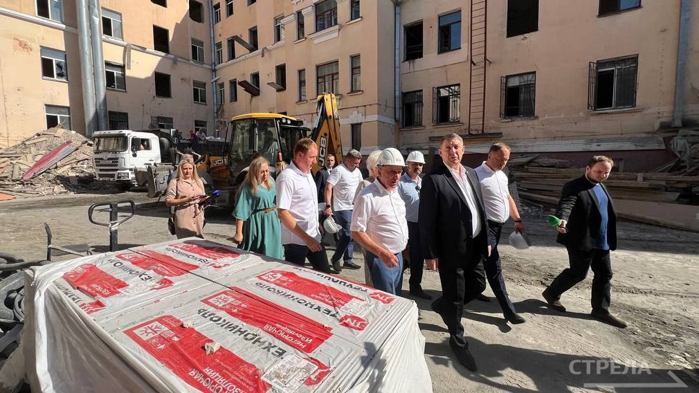 В Советском районе города Брянска активно готовится к открытию единственный в стране филиал лучшего медицинского вуза России - Первого Московского государственного медицинского университета имени И.М. Сеченова. Ход проведения строительных и ремонтных работ находится на особом контроле у руководства региона. На площадке с рабочим визитом побывал Губернатор Брянской области Александр Богомаз. Глава региона встретился с главным подрядчиком объекта. Речь шла о выполненном объеме работ. В основном учебном корпусе трудятся более 120 строителей. Один из главных вопросов встречи касался кровли. Подробно - Фото: РИА «Стрела»