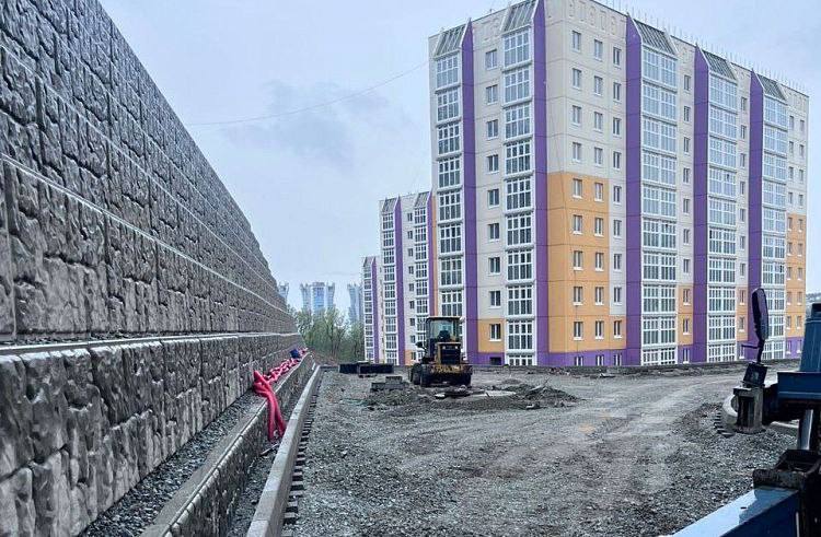 Новостройки на улице Русской ждут тротуары, дороги и детские площадки Застройщиков в Приморском крае заставляют сдавать не просто дома в поле, а вместе с сопутствующей инфраструктурой и благоустройством. Например, на улице Русской, где строится четыре дома для детей-сирот и переселенцев из аварийного жилья, сто пятьдесят человек вместе с отделочными работами благоустраивают будущие тротуары, дороги, подъездные пути и всё, что нужно для жизни. На эти затраты застройщик идёт не по доброте душевной. Его, как и других, неоднократно стимулировал губернатор Приморья Олег Кожемяко. В начале года, когда на стройке начались проблемы, он ездил туда практически каждые выходные. И вот, в мае, когда на стройку приехал первый зампред правительства Приморья Виталий Блоцкий, стало понятно, когда жители Приморья смогут переехать в новые квартиры. Админу