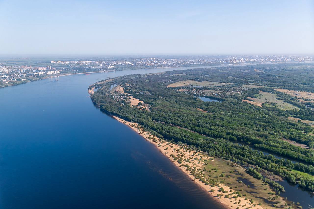 В Волгоградской области определяют проектировщика моста через Волгу на остров Сарпинский Это важный шаг в реализации масштабного губернаторского проекта по созданию здесь историко культурного туристического комплекса Всю документацию разработают до 2028 года Напомним Решение о старте проектирования данного объекта было принято на выездном совещании с участием губернатора Волгоградской области Андрея Бочарова и руководителя компании инвестора Лидер Анатолия Гавриленко В целом уникальный историко культурный комплекс предполагает создание 21 природно тематического парка и 9 туристических маршрутов общей протяженностью 230 км с благоустройством территории порядка 3 5 тыс га Мы в МАХ max ru rgn 34