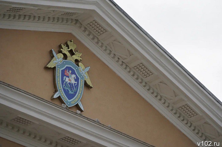 В Дзержинском районе Волгограда двое 17-летних закладчиков при задержании оказали сопротивление сотрудникам полиции, но были задержаны, сообщили V102.RU в СУ СКР по Волгоградской области. В отношении несовершеннолетних возбуждено уголовное дело по двум статьям УК РФ: ч. 3 ст. 30, п. «г» ч. 4 ст. 228.1 УК РФ покушение на незаконный сбыт наркотических средств, совершённый группой лиц в крупном размере , а также ч. 1 ст. 318 УК РФ применение насилия в отношении представителя власти . По данным следствия, подозреваемые окунулись в сферу наркобизнеса в начале июля 2025 года. Подростки приобрели у неустановленного лица наркотик общей массой около 7 граммов, расфасованный по дозам. Они собирались перепродать наркотик через тайники-закладки в Волгограде, но были задержаны. - В ходе задержания фигуранты оказали активное сопротивление правоохранителям, причинив им телесные повреждения, - сообщили в СУ СКР по региону.