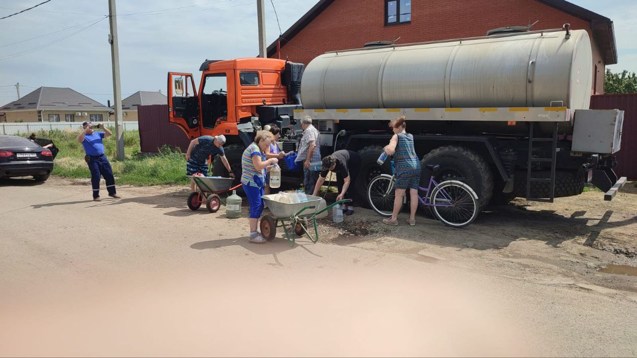Жители посёлка Российского остались без воды В связи с аварийным отключением воды по причине отсутствия питания на глубинном насосе, холодное водоснабжение отсутствует на улицах улицам: ул. Академика Сахарова; ул. Академика Королёва; ул. Триумфальная; ул. Ришельевская. Подвоз технической воды обеспечен по адресу: ул. Бисерная, 19. Работа Авто Медицина