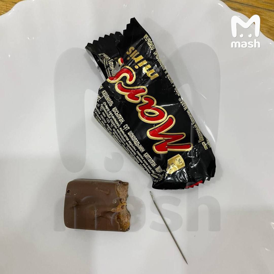 Огромную иглу нашла школьница в конфете В Калуге девочка чуть не проглотила иголку размером с мизинец которая оказалась внутри конфеты Как рассказала мать ребенка дочь случайно разломила сладость а не откусила так и обнаружила опасный предмет пишут СМИ Полиция уже проводит проверку а собранные материалы направят в Роспотребнадзор Компания Mars заявила что такая ситуация невозможна так как вся продукция проходит проверку металлодетекторами А вам когда нибудь попадалось что то страшное в еде Подпишитесь на Абзац Мнения TG VK Дзен MAX Rutube