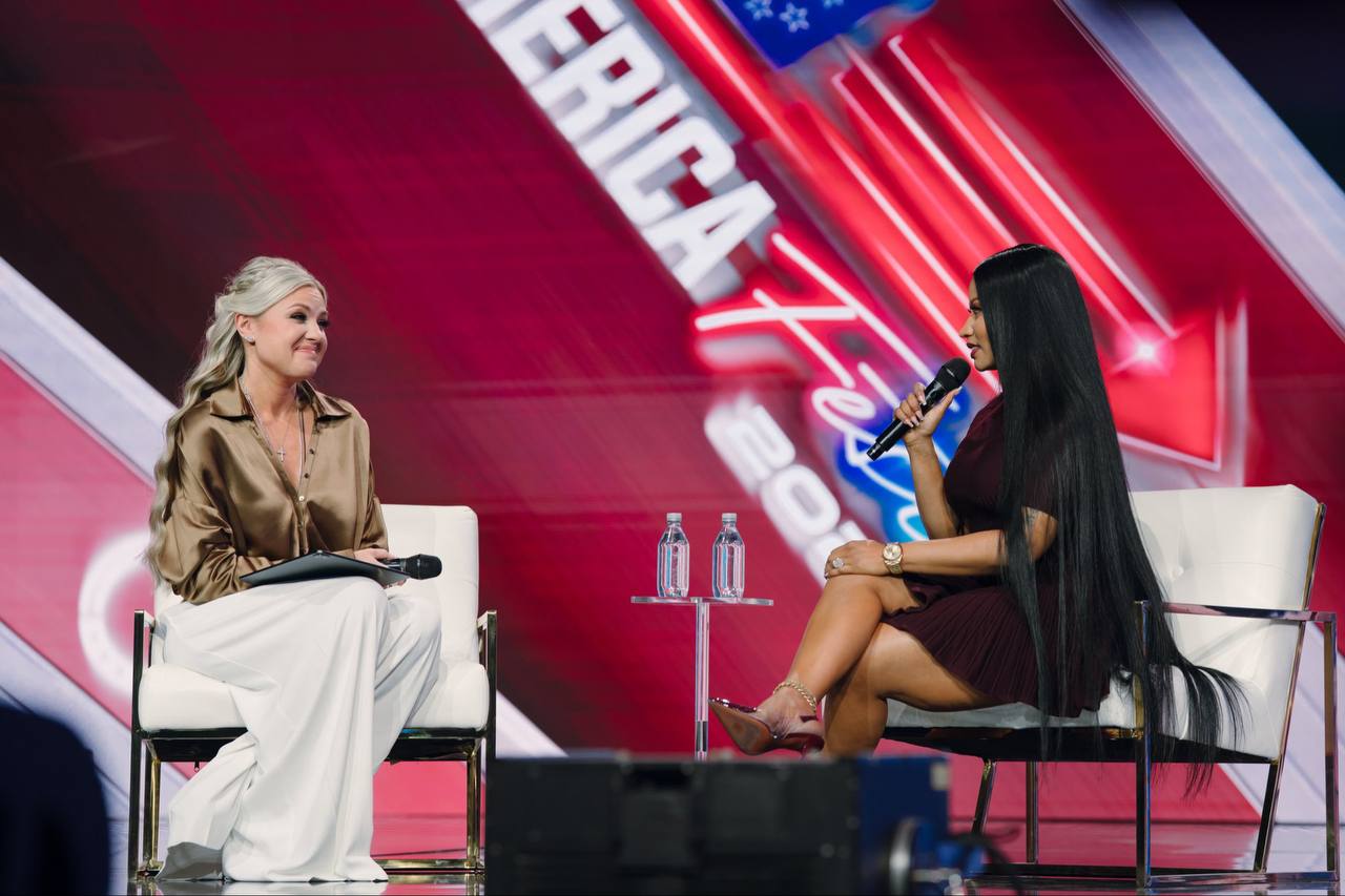 Вернемся к поистине важным новостям Никки Минаж словила отмену после своего выступления в поддержку дедушки Трампа The New York Post пишет что фанаты этого не поняли и начали отписываться от нее в запрещенном Instagram По данным издания там она потеряла около 10 миллионов подписчиков и вскоре вовсе удалила страницу Впрочем Минаж делала это уже не раз В ходе выступления певица призвала молодых людей быть больше похожими на красивого и обаятельного Трампа и раскритиковала губернатора Калифорнии за поддержку трансперсон И правда странное поведение для Минаж как будто она не знает свою аудиторию