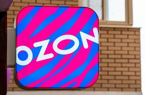 Ozon допустил выход на рынок облигаций Решения о потенциальных выпусках компания примет исходя из потребностей бизнеса и рыночных условий заявил финансовый директор площадки Игорь Герасимов OZOB 17 ноября Эксперт РА присвоило МКПАО Озон рейтинг кредитоспособности на уровне ruA По нему установлен стабильный прогноз что предполагает высокую вероятность сохранения кредитного рейтинга на текущем уровне на горизонте 12 месяцев За третий квартал 2025 года выручка Ozon выросла на 69 год к году до 258 9 млрд рублей Скорректированный показатель EBITDA увеличился до 41 5 млрд рублей jkinvest news jkinvest