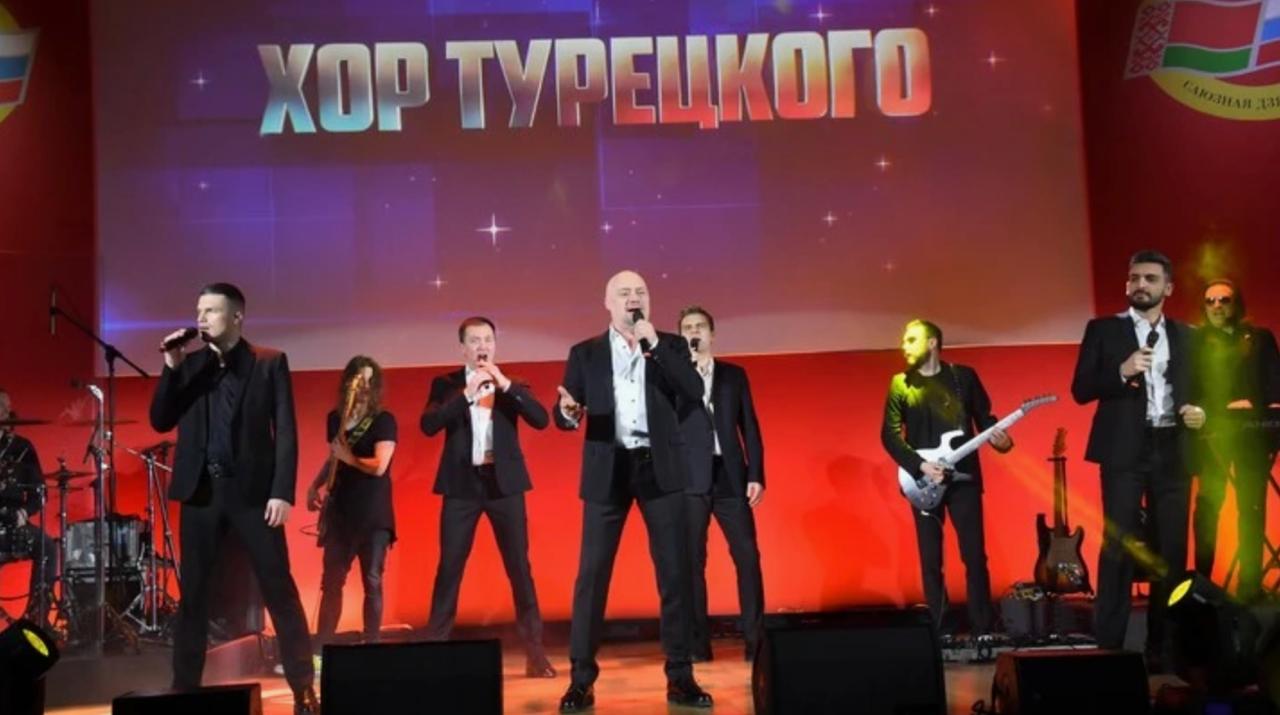 Украина пыталась заглушить «Катюшу» в ООН: Хору Турецкого аплодировали стоя, несмотря на протесты В зале Генассамблеи ООН в Нью-Йорке прошёл концерт Хора Турецкого и арт-группы SOPRANO, посвященный 80-летию Победы. Звучали «Смуглянка», «Катюша», «Журавли» и «Бухенвальдский набат» – под последнюю зал встал. Но концерт чуть не сорвался: постоянное представительство Украины в ООН разослало ноту с призывом не посещать концерт. К бойкоту подключились и европейские делегаты. Впрочем, на полные ряды это не повлияло. Как рассказал зампостпреда РФ при ООН Дмитрий Полянский, пришло больше людей, чем вмещал зал – 1800 мест оказалось недостаточно. Полянский назвал попытку «сорвать концерт» неудачной – несмотря на политические жесты, музыка оказалась важнее. По сути, концерт стал площадкой не только для памяти о войне, но и для культурного противостояния: Запад все чаще реагирует на российские инициативы в сфере культуры с санкционным рефлексом. Культурненько — подпишись