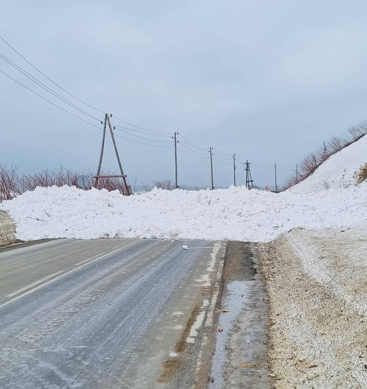 Уважаемые участники дорожного движения   Сегодня на 11 и 12 километрах автомобильной дороги регионального значения «Невельск - Томари - аэропорт Шахтерск», на выезде из города Невельск, на проезжую часть сошли лавины.    В настоящий момент проезд на данном участке автодороги отсутствует.     Обслуживающая организация осуществляет работы по расчистке проезжей части от снежных масс.