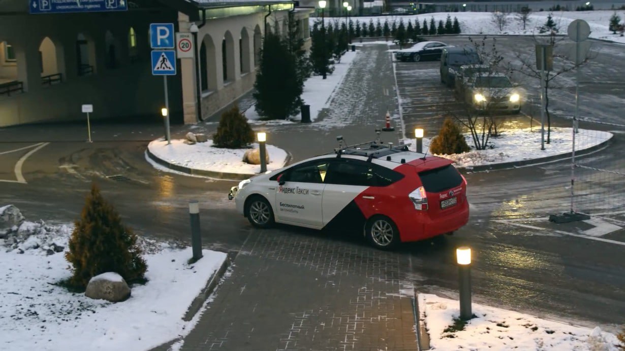 Запущено тестирование автономных такси Яндекса в центре Москвы В компании сообщили что расширение зон связано с внутренним тестированием технологий роботакси Мы продолжаем внутреннее тестирование роботакси в рамках пилота поездки доступны сотрудникам компании и в процессе мы постепенно расширяем зоны где обкатывается технология в том числе в новых районах Москвы Такие тесты стандартная часть подготовки технологии к дальнейшему развитию и масштабированию рассказали ТАСС в Яндексе ℹ  Напомним ранее в компании рассказали о том что автономный автомобиль Яндекса самостоятельно проехал 400 километров На протяжении всего маршрута не произошло ни единого вмешательства человека В машину внедрена технология управления на основе нейросети трансформера обученной на массиве данных о действиях опытных водителей   Подробности о технологии трансформеров нам рассказывал директор по технологиям автономного транспорта Яндекса Арслан Урташев в рамках конференции Yandex Physical AI Conf 2025 Там же был продемонстрирован новый дизайн автономного такси Медиаканал о цифровом транспорте Подписаться